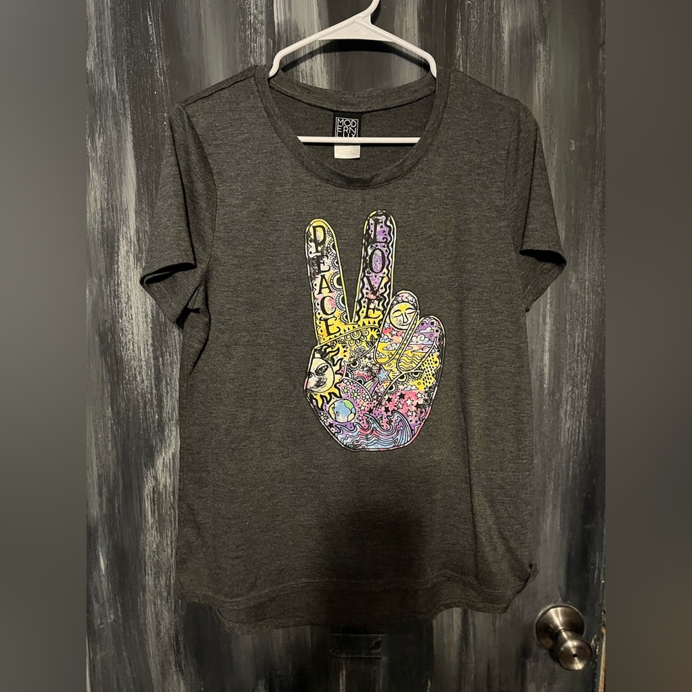 Modern lux Peace love shirt size XXL